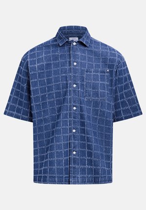 Plava košulja na kopčanje kratkih rukava s karo uzorkom, ovratnikom i džepom na prsima, prikazana na jednostavnoj pozadini.