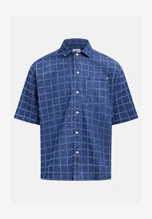 Plava košulja na kopčanje kratkih rukava s karo uzorkom, ovratnikom i džepom na prsima, prikazana na jednostavnoj pozadini.