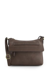 Brązowa skórzana torebka na ramię z klapą, regulowanym paskiem, wytłoczonym logo marki z przodu oraz eleganckim, minimalistycznym designem.