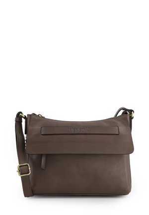 Brązowa skórzana torebka na ramię z klapą, regulowanym paskiem, wytłoczonym logo marki z przodu oraz eleganckim, minimalistycznym designem.