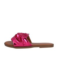 Roze satijnen slipper met een geknoopt ontwerp op de bovenkant en een platte bruine zool. Gladde textuur met een glanzende afwerking.