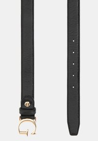 Zwarte leren riem met een gladde textuur, voorzien van een ronde gesp in gouden tint en meerdere verstelgaten langs de band.