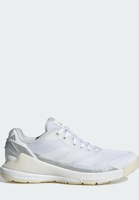 Białe buty sportowe z siateczkową tkaniną, srebrnymi akcentami, okrągłym noskiem, sznurowaniem i teksturowaną podeszwą środkową. Na pięcie i podeszwie znajduje się logo.