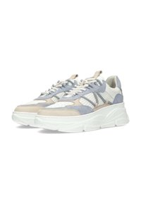 Sneakers con una combinazione di colori bianco e azzurro chiaro, realizzati in pelle testurizzata e camoscio; suola in gomma bianca spessa; lacci piatti; cuciture dettagliate.