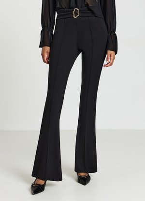 Pantaloni neri a palazzo realizzati in tessuto elasticizzato, con vita alta, fregio decorativo a forma di fibbia e dettagli delle cuciture lungo le gambe.