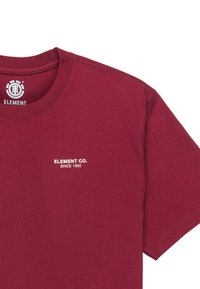 Czerwono-brązowy t-shirt Maroon Element Co. z białym logo i napisem "ELEMENT CO. SINCE 1992" po lewej stronie klatki piersiowej oraz z emblematem marki wewnątrz kołnierza.