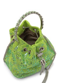 Bolso de cubo de ante verde con asas de cadena plateada, intrincados adornos de plata y turquesa, y cierre de cordón.