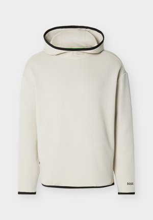 Sweat à capuche couleur blanc cassé avec bordure noire sur la capuche, les poignets et l'ourlet, manches longues et logo "BOSS" sur le poignet de la manche gauche.