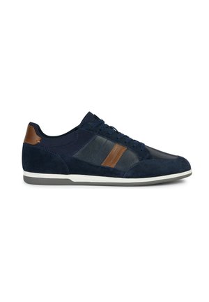 Sneaker blu navy realizzato in materiale suede e pelle, con accenti marroni e una suola intermedia bianca. Design con lacci e superficie testurizzata.