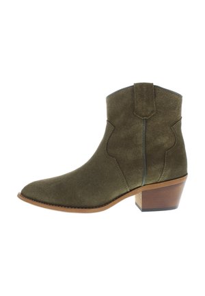Olivgrüne Wildleder-Ankle Boots mit spitzem Zehenbereich, niedrigem Blockabsatz und Zugschlaufe; mit dekorativen Nähten und glatter Oberfläche.