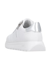 Baskets blanches avec une tige texturée, une fermeture éclair latérale et un accent argenté métallique sur le talon. Semelle légère avec un léger dessin de semelle.