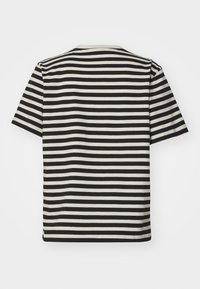 T-shirt à manches courtes rayé noir et blanc avec un col rond, présentant des rayures horizontales régulièrement espacées et une texture douce en coton.