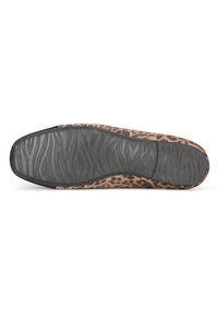Suola di scarpe in tessuto con stampa leopardata e gomma nera testurizzata. Presenta pattern ondulati per una presa migliore e una punta arrotondata per il comfort.