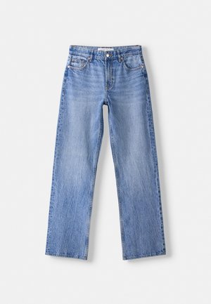Jean droit en denim bleu avec fermeture à bouton et fermeture éclair, poches avant et passants de ceinture sur fond blanc.