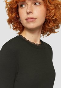 QS SCHMALES MIT DETAIL AM AUSSCHNITT - Longsleeve - schwarz