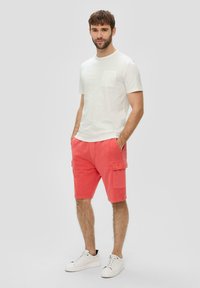 s.Oliver MIT BRUSTTASCHE - T-shirt basic - weiß