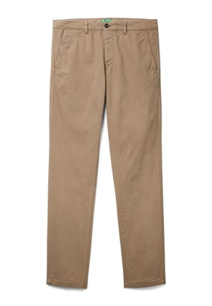 Beżowe bawełniane chinosy o prostym kroju, z kieszeniami z przodu, z suwakiem i zapięciem na guzik. Gładka tekstura, brak widocznych wzorów lub akcentów.