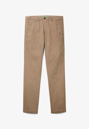 Chino in cotone beige con taglio dritto, dotati di tasche anteriori, chiusura con zip e bottone. Tessuto liscio, senza motivi o dettagli visibili.