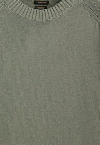 Pull gris clair en maille à col rond côtelé avec étiquettes noires cousues à l'intérieur de l'encolure.