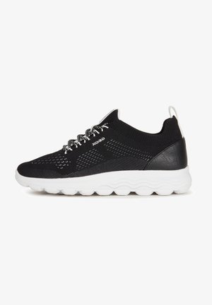 Czarny dzianinowy sneaker z białymi wzorzystymi sznurowadłami, białą grubą podeszwą i zaczepem na pięcie, z logo "GEOX" po boku.