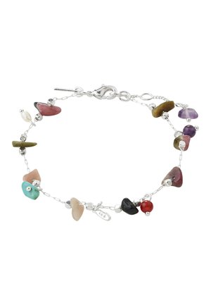 Zartes Silberkettenarmband mit mehrfarbigen unregelmäßigen Edelsteinperlen und Karabinerverschluss auf weißem Hintergrund.