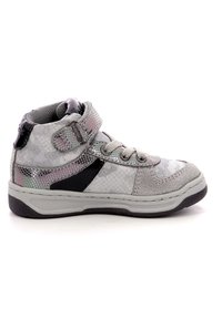 Zapatilla alta gris con parte superior texturizada, acentos brillantes en negro y una correa de velcro. Incluye cordones; suela de goma para agarre y flexibilidad.