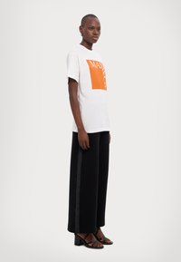 MAX&Co. TEE - T-shirts med print - orange