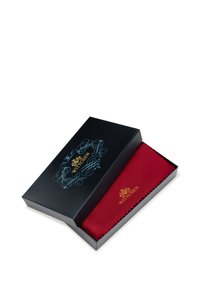 Scatola nera con un design blu ornato e la scritta "Witchn" in oro, con un ricco interno rosso e una finitura testurizzata.
