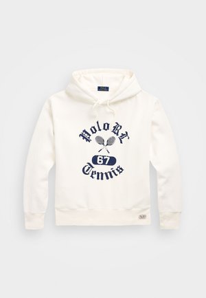 Hvit hettegenser med marineblå grafikk som viser kryssete tennisracketer, samt teksten "Polo R." og "67 Tennis". Myk tekstur, hette med snøring.