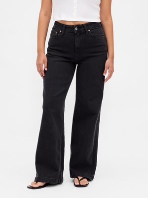 GAP CURVY HIGH RISE STRIDE SAVILLE - Široke nogavice - black