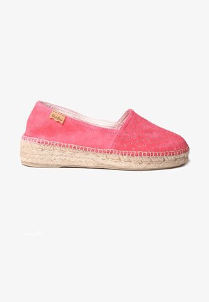 Espadrille en daim rose avec un design perforé et de petits strass. Caractéristiques d'une semelle en corde de jute et d'une structure plate. Étiquette sur le côté.