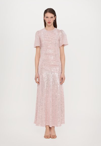 Roze paillettenjurk met korte pofmouwen, gerimpelde details en een vloerlange rok, met een zachte textuur en een soepele silhouet.