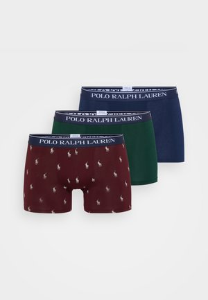 Trois paires de boxers : bordeaux avec de petits logos blancs, bleu marine et vert. Chacun présente une ceinture élastique logo contrastante.