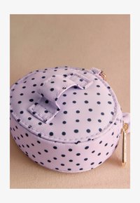 Kijelölve, pink spot