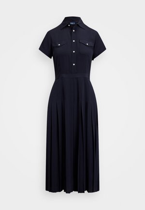 Navyblaues Kurzarmhemdkleid mit Knopfleiste, Brusttaschen mit Klappe, taillierter Taille und plissiertem Midikleid.