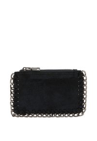 Černá semišová peněženka se zipovým uzávěrem, zdobená stříbrnými řetízkami podél okrajů a detailním prošíváním. Kompaktní obdélníkový tvar.