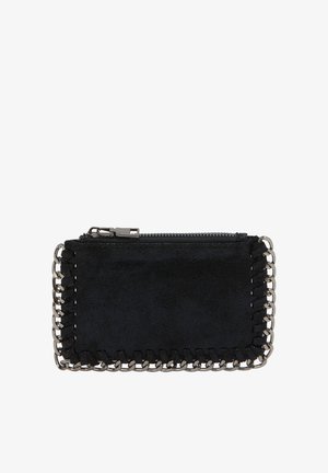 Sort ruskinds pung med lynlås, prydet med sølvfarvede kædeaccentuer langs kanterne og med syninger. Kompakt rektangulær form.