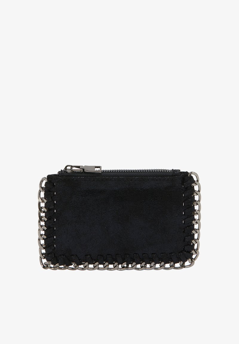 Černá semišová peněženka se zipovým uzávěrem, zdobená stříbrnými řetízkami podél okrajů a detailním prošíváním. Kompaktní obdélníkový tvar.