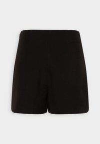 Černé kraťasy s jednoduchým, přizpůsobeným designem. Vyrobeny z hladké látky, mají středně vysoký pas a bez viditelných kovových částí či vzorů.