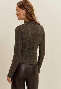 Next COSY SPARKLE - Tops ar garām piedurknēm - chocolate brown