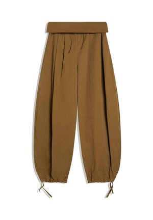 Pantaloni largi maro cu talie înaltă și pliuri, tivuri întoarse cu șnururi reglabile și talie pliată.