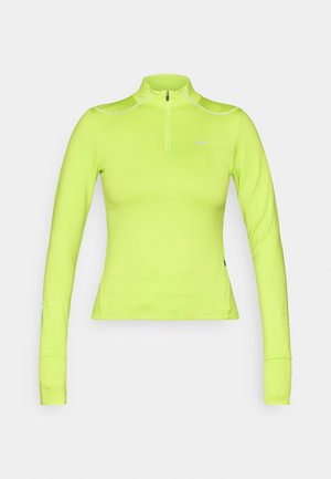 Top amarelo fluo de mangas longas com colarinho de fecho de correr a um quarto, apresentando detalhes texturizados nas mangas e um pequeno logótipo no peito.