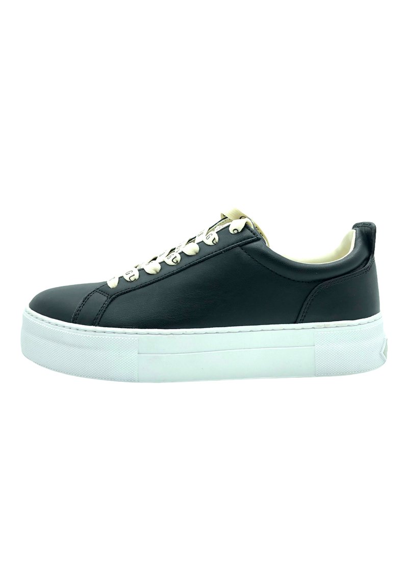 Sneaker in pelle nera con suola piatta in gomma bianca, caratterizzata da lacci beige e un design minimalista. Texture liscia e forma arrotondata.