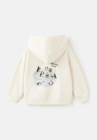 Sweatshirt à capuche couleur crème avec un graphisme de manchot ludique au dos, montrant des manchots jouant et interagissant sur la glace.