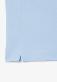 Ljusblå kortärmad polo tröja med strukturerad tyg, sidoventiler och rak krage för en klassisk look.