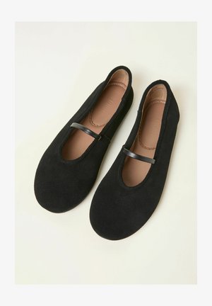 Pantofi balerini din piele întoarsă neagră, cu vârf rotund și baretă din piele peste partea superioară, cu căptușeală interioară netedă și talpă plată.