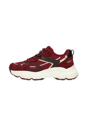Roter und dunkelbrauner Sportschuh mit Mesh- und Wildleder-Obermaterial, weißer dicker Sohle und schwarzem Zuglasche an der Ferse, von der rechten Seite gezeigt.
