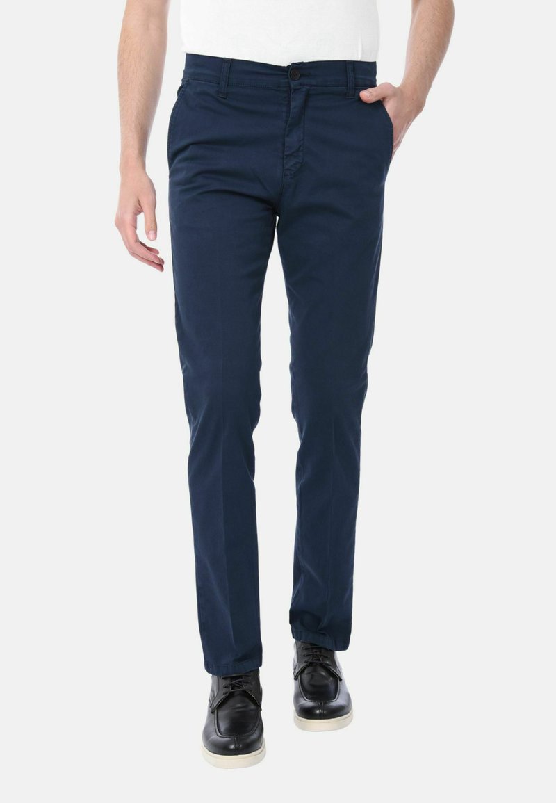 Chinos blu navy in cotone, con taglio dritto, chiusura con bottone, tasche laterali e una texture liscia.