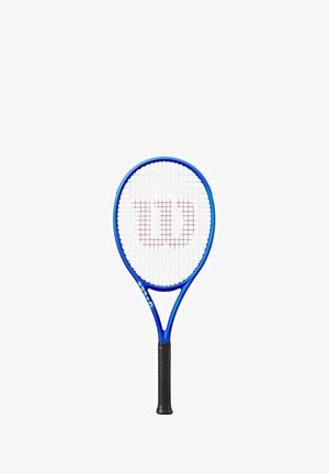 Blå tennisracket med rundt hoved, sort grip og et hvidt snoremønster med et fremtrædende rødt "Wilson" logo.
