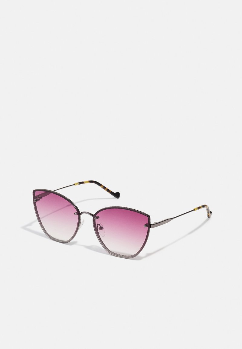 Gafas de sol de ojo de gato con lentes rosas degradados, montura geométrica gris y brazos con patrón de carey. Accentos de metal en la montura.